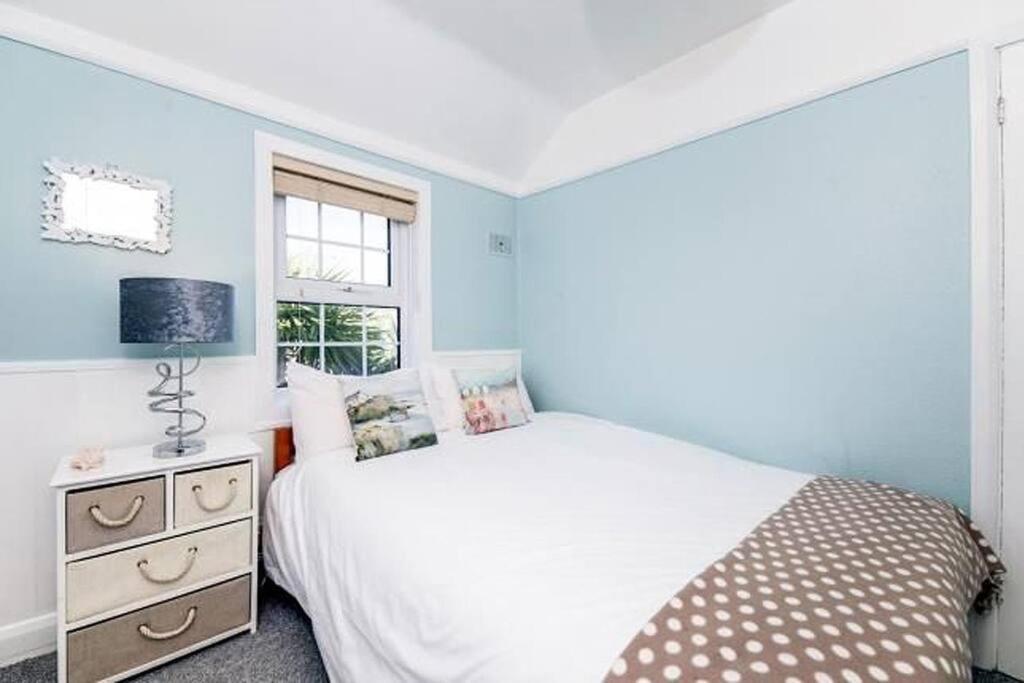 Sunrise! ~ 2 Bedrooms, Garden, Parking, Sea Views St Ives 외부 사진