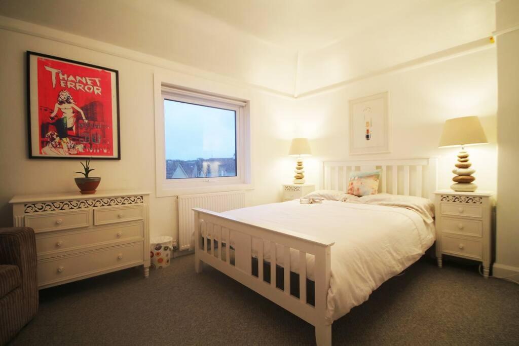 Sunrise! ~ 2 Bedrooms, Garden, Parking, Sea Views St Ives 외부 사진