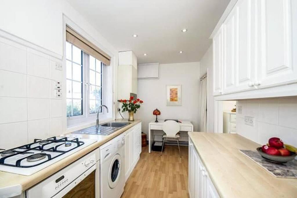 Sunrise! ~ 2 Bedrooms, Garden, Parking, Sea Views St Ives 외부 사진