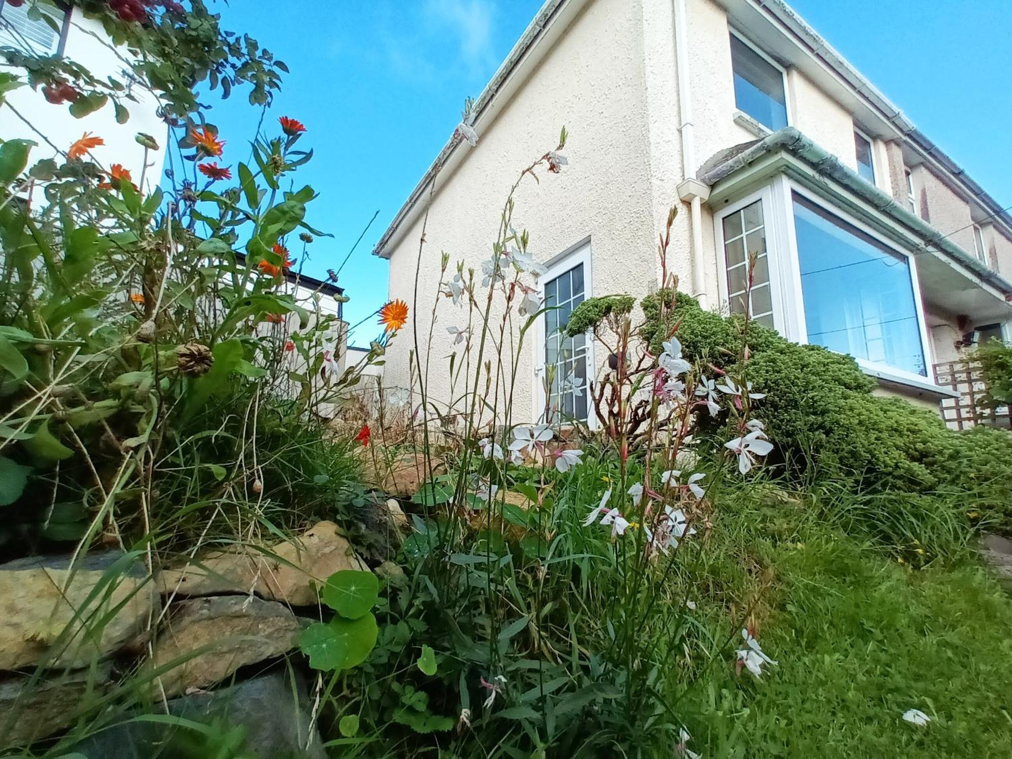 Sunrise! ~ 2 Bedrooms, Garden, Parking, Sea Views St Ives 외부 사진
